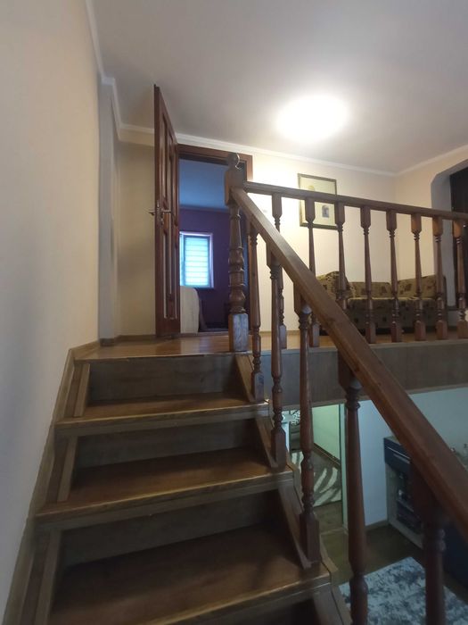 Продаеться 2-х поверховий напівособняк по вул.Карпатської України