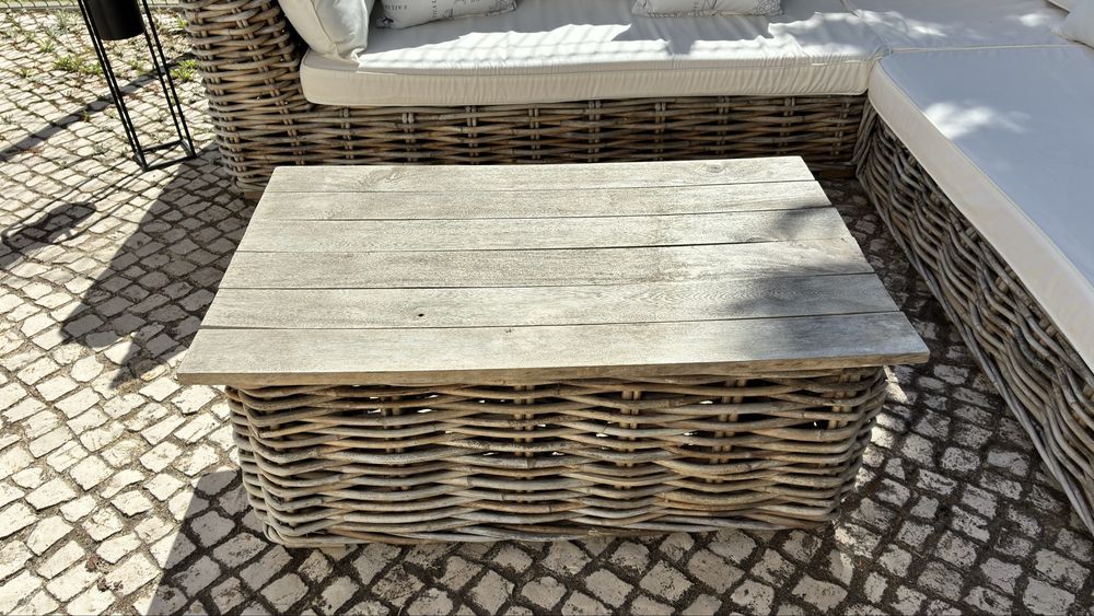 Sofá exterior com mesa