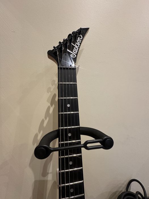 Guitarra eletrica com amplificador e cabos