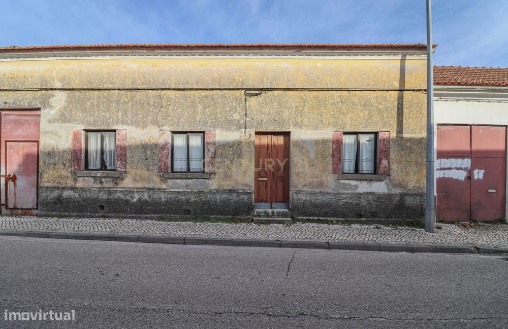 Moradia Tradicional T2 com terreno para reabilitar