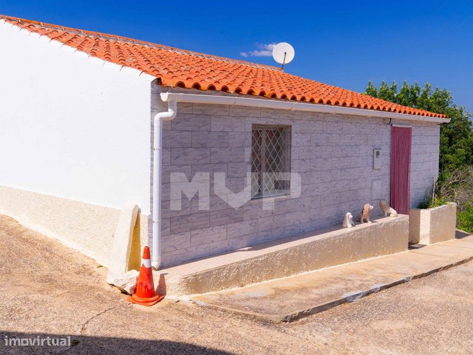 Moradia T2 com terreno em Martim Longo