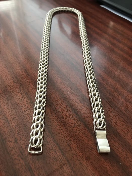 Серебряная цепь 925 пробы сделанная на заказ солидно смотрится.