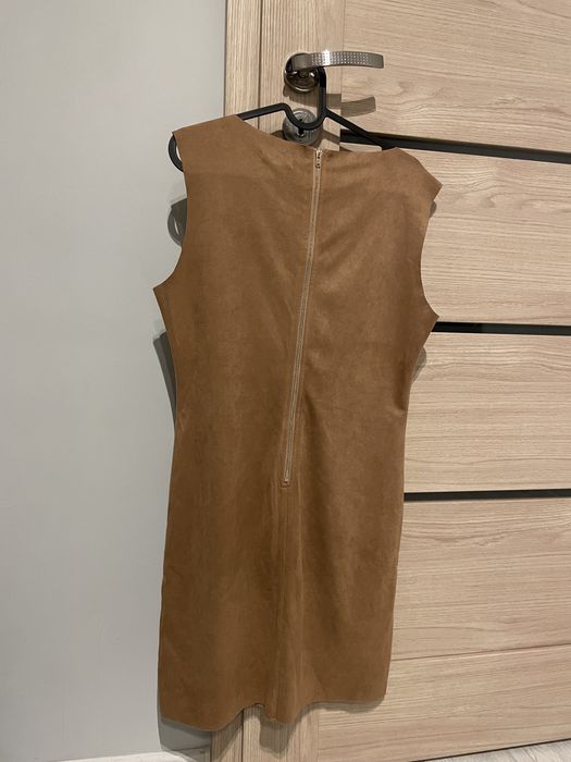 Sukienka beżowa zamszowa na grubych ramiączkach