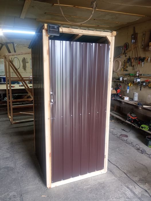 Туалет з металоепрофіля на дерев'яному каркасі.