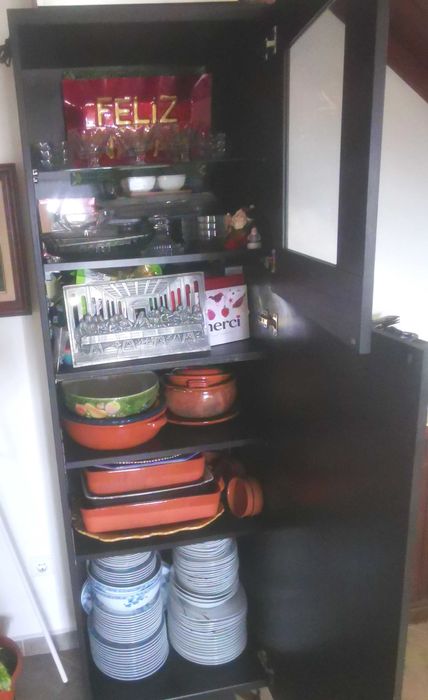 Móvel de sala com bastante arrumação,da para colocar porta de vidro,alterar altura das prateleiras, colocar gavetas bastante versátil.