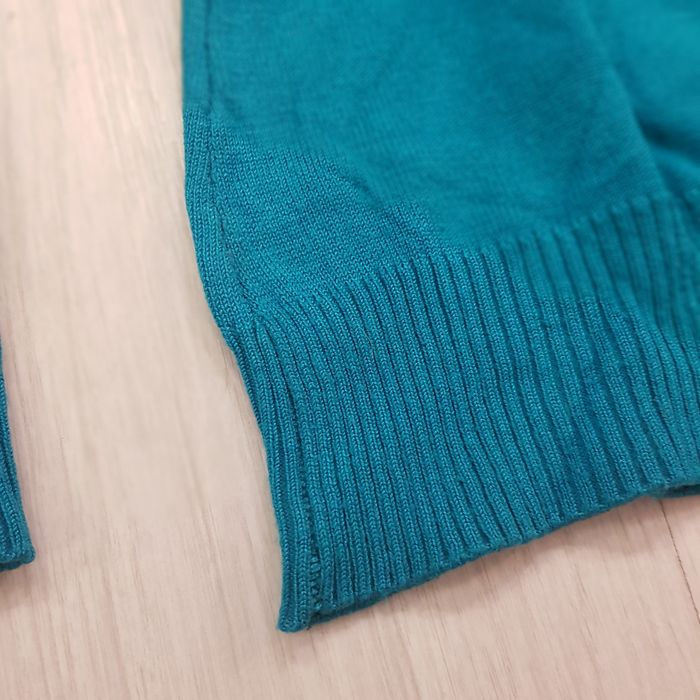 Turkusowy sweterek zamek na dekolcie