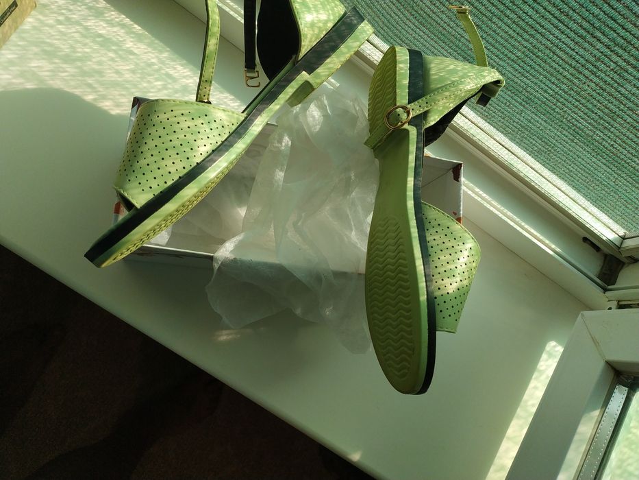 Женские босоножки