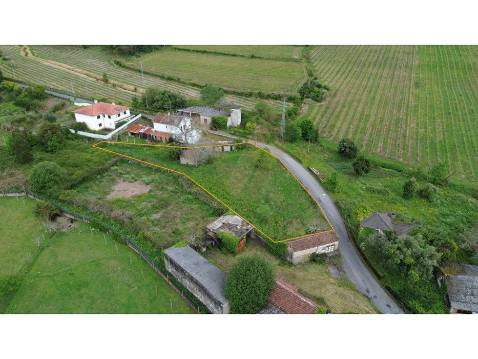 Terreno Urbanizável com 1.400 m² (Possibilidade de Destaque) - More...