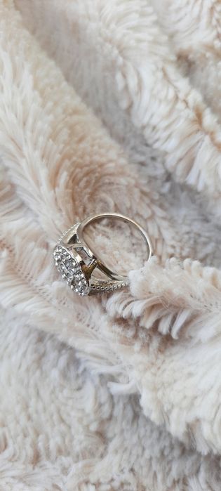 Srebrny bogatozdobiony pierścionek