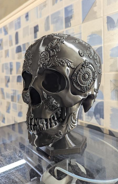 Череп-тримач / підставка для шолому та навушників. Є різні варіанти