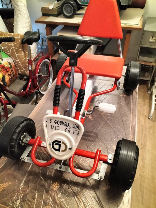 Carrinho kart a pedais Sá e Portela