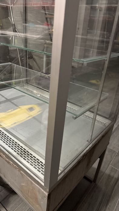 Холодильна вітрина (робилася під замовлення)