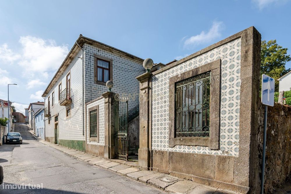Propriedade de Charme com 955 m² de Terreno e Elevado Potencial de Rea