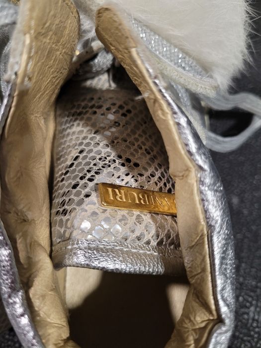 Ténis praetados da marca Bamburi