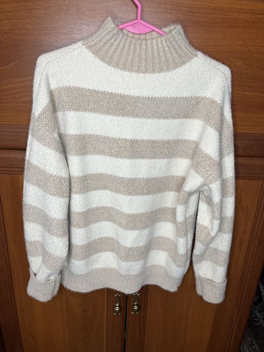 Светр у смужку світлого кольору