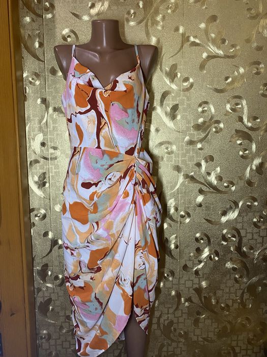 Легка літня сукня з асиметричним подолом