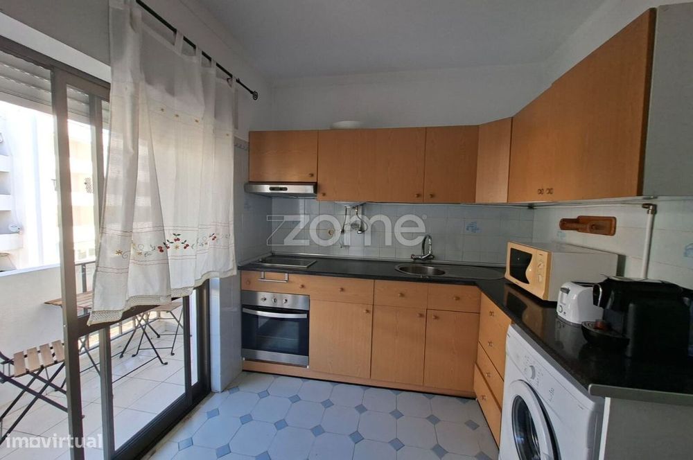 Apartamento T0+1 - Em condomínio com piscina.