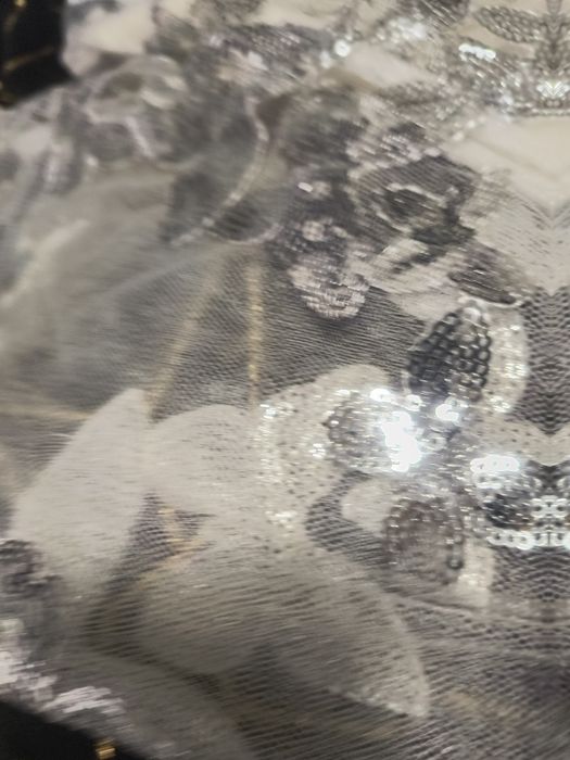 Elegancki sweter,rękawy tiulowe w motylki