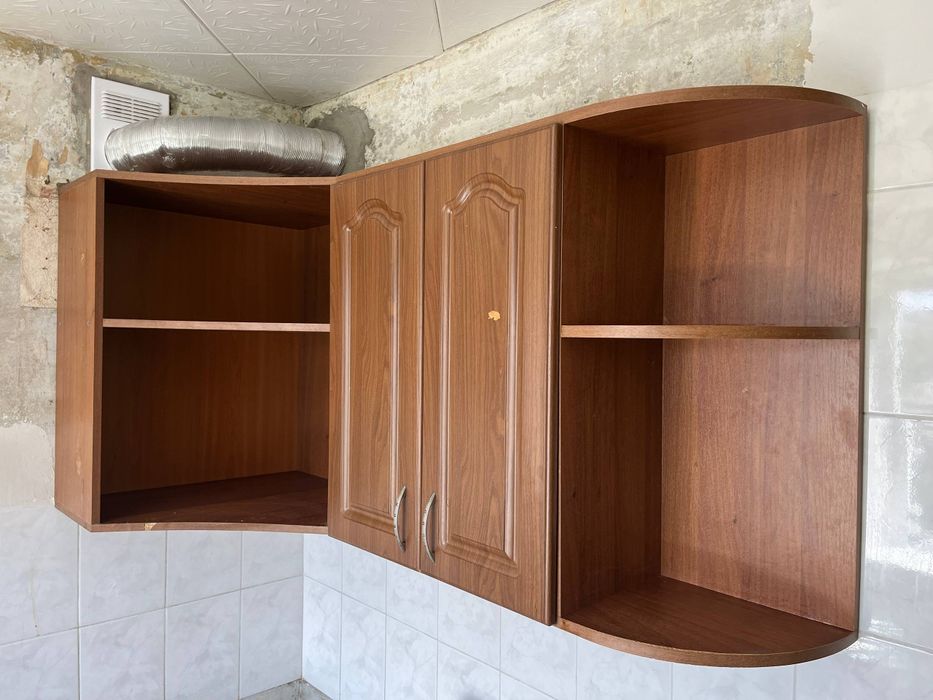 Кухонні меблі навесні шафи