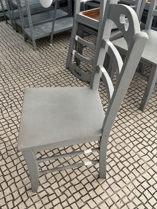 Lote de 12 cadeiras de madeira para casa ou restauraçao