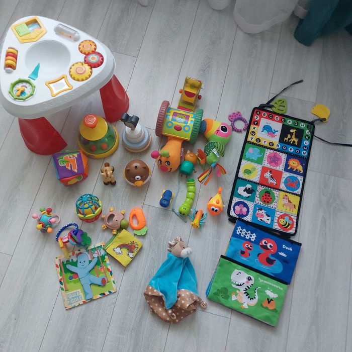 Іграшки для малюка, погремушки, брязкаль