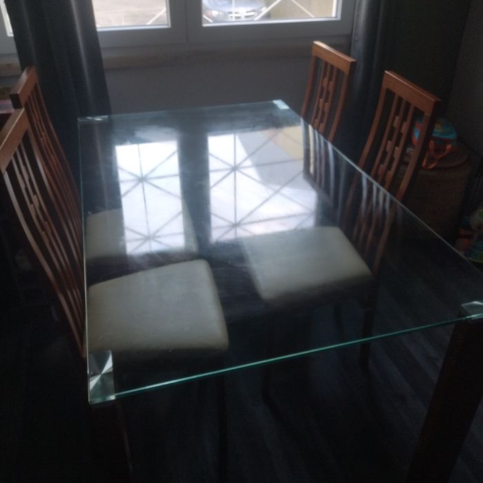 Mesa para venda com 4 cadeiras