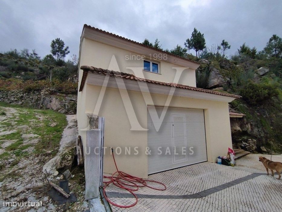 Anexo/Garagem com dois pisos - |FERREIRA DE AVES - SÁTÃO| FIM 20*JAN