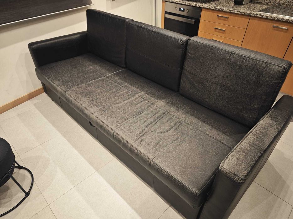 2 Sofás Camas de 3 lugares, um com chaise long