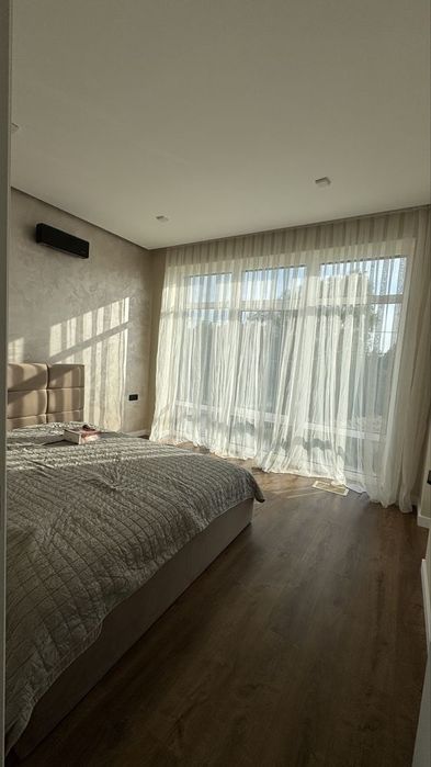 Сучасний таунхаус з ремонтом та меблями і великою ділянкою Крихівці