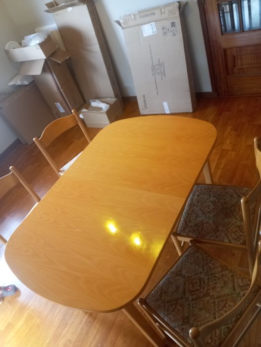 Mesa com 4 cadeiras (conservado)