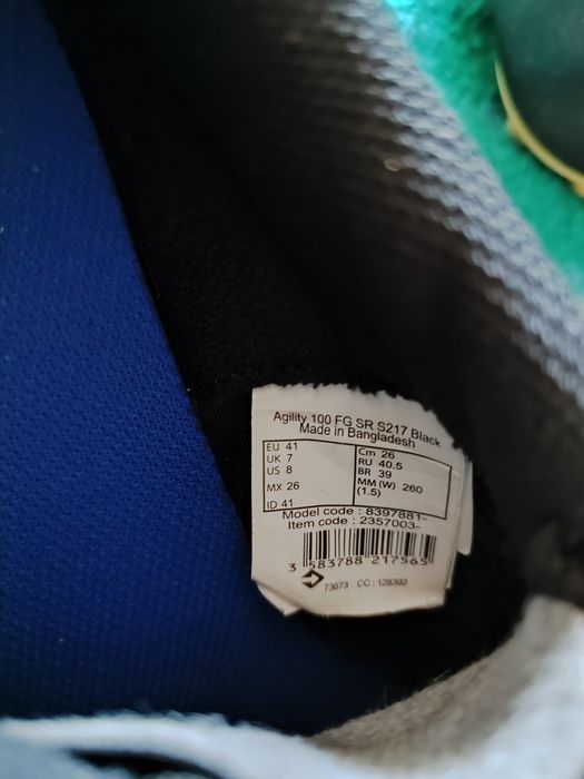Chuteira Kipsta preta e branca 41