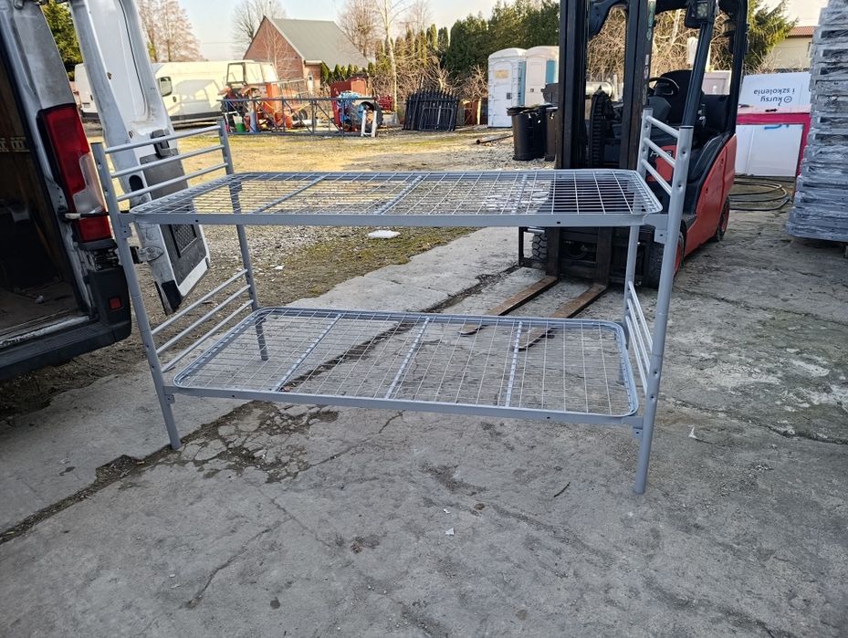 łóżko piętrowe metalowe.