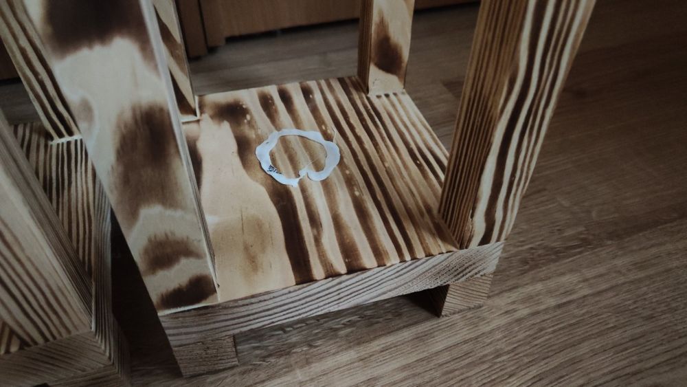 Trzy drewniane lampiony