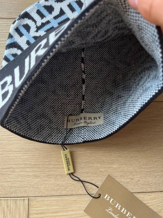 Burberry czapka.