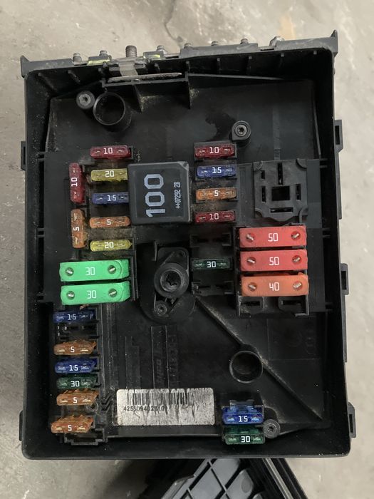 VW Golf V 5 kombi - skrzynka bezpieczników