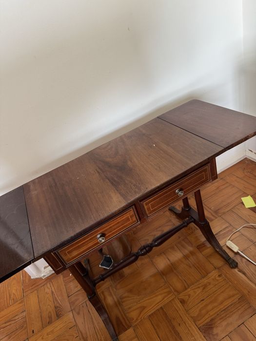 Mesa de madeira vintage com abas e 2 gavetas