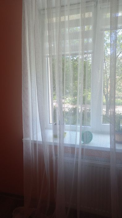 Тюль 2,5метрів .велика,довга підшита тасьмою з крючками.Бери і вішай.