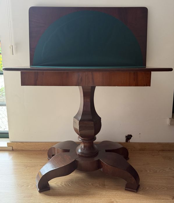 Mesa de jogo em madeira