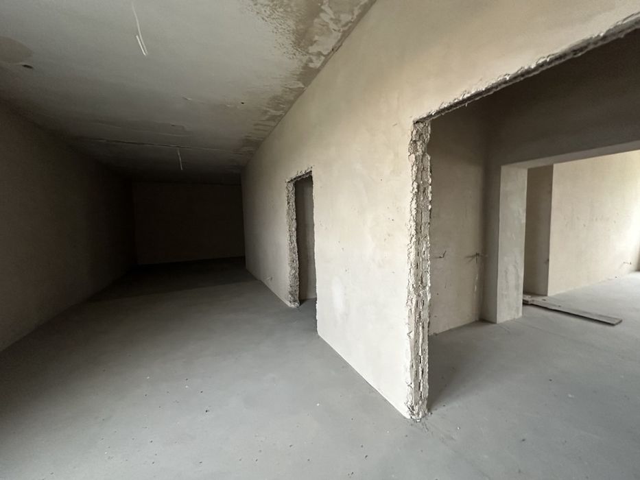 Продам ферму (корівники) з ділянкою 25га