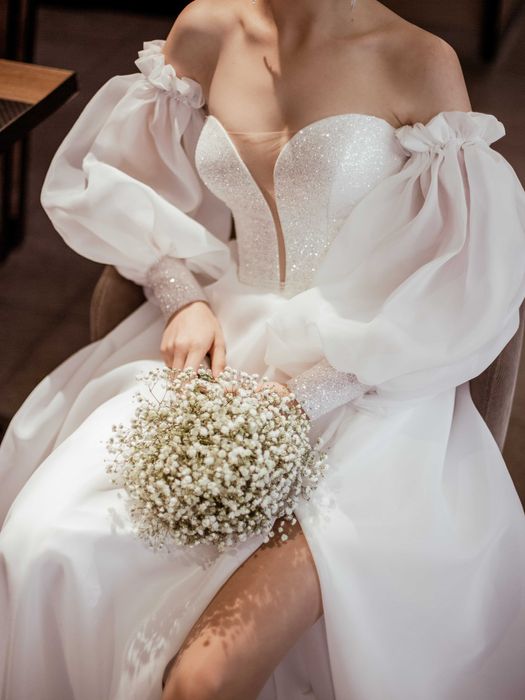 Весільна сукня з трендовими рукавчиками б/у, сережки , туфлі