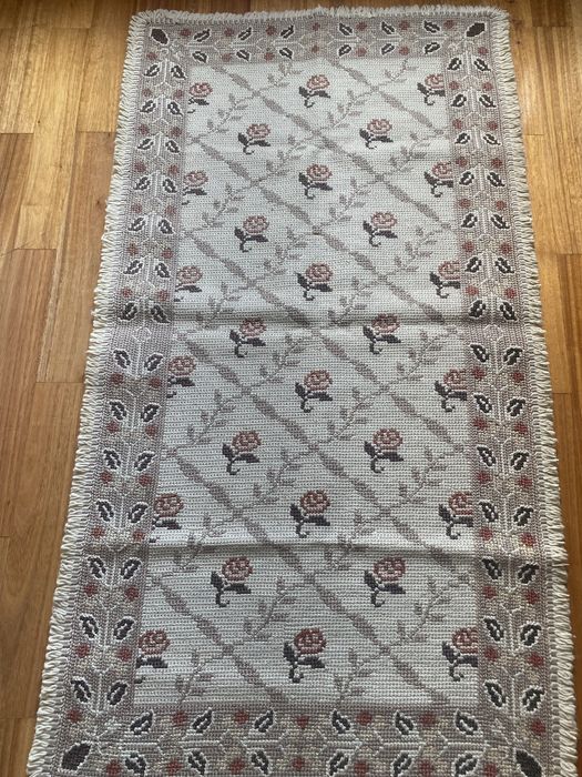 Tapete Arraiolos em ponto fino, com medidas de 1,40mX0,75m