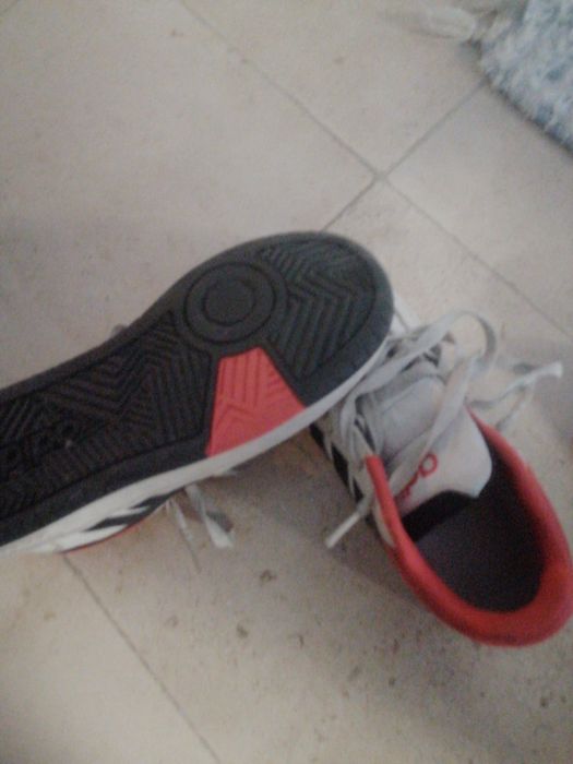 Tênis da Adidas.