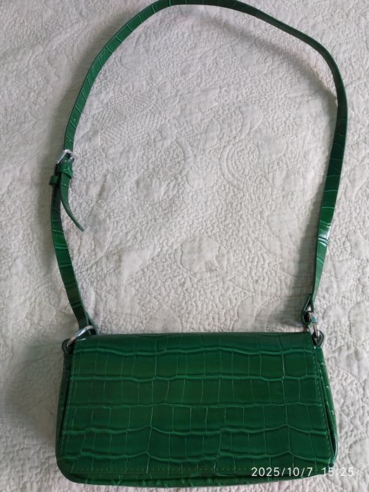 Mala de cor verde, da marca Parfois