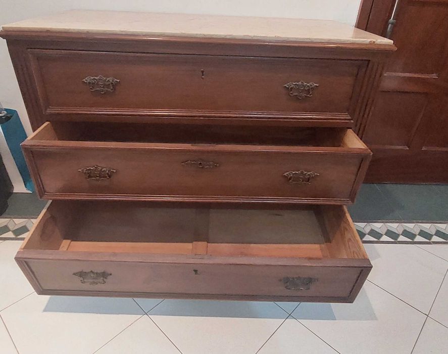 Cómoda antiga madeira e mármore