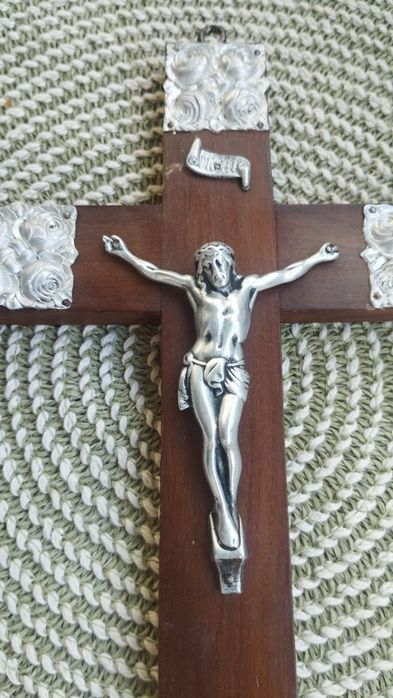 Cruz de madeira muito antiga, dá para pendurar na parede. Aproximadame