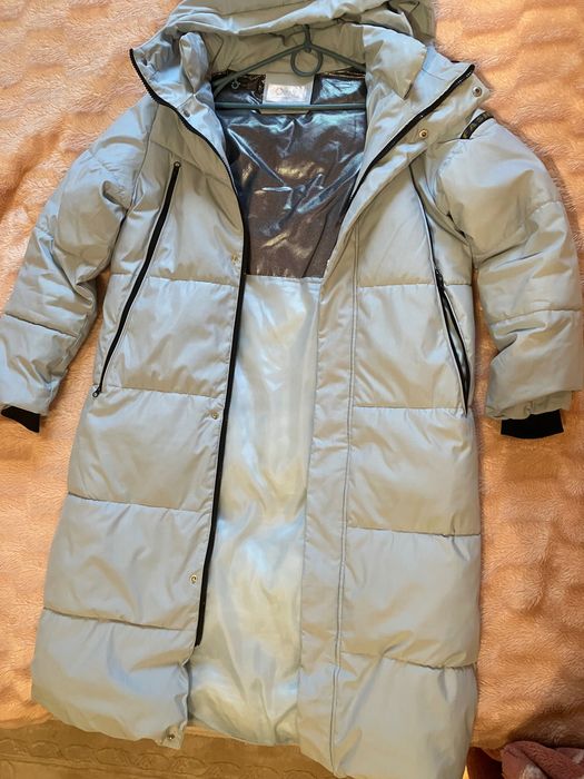 Пуховик зимовий колір блакитного льоду