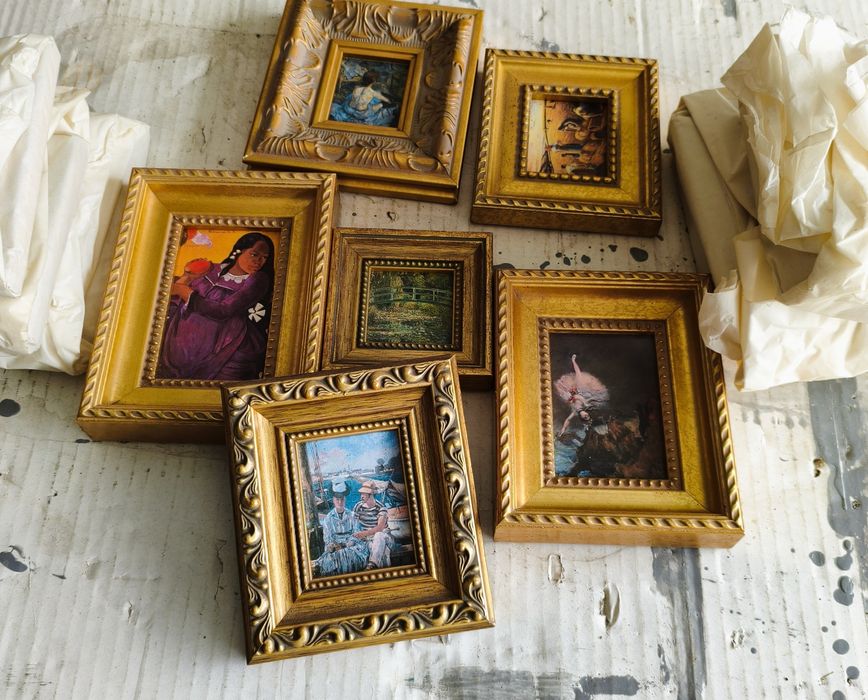 Pequenos quadros com pinturas