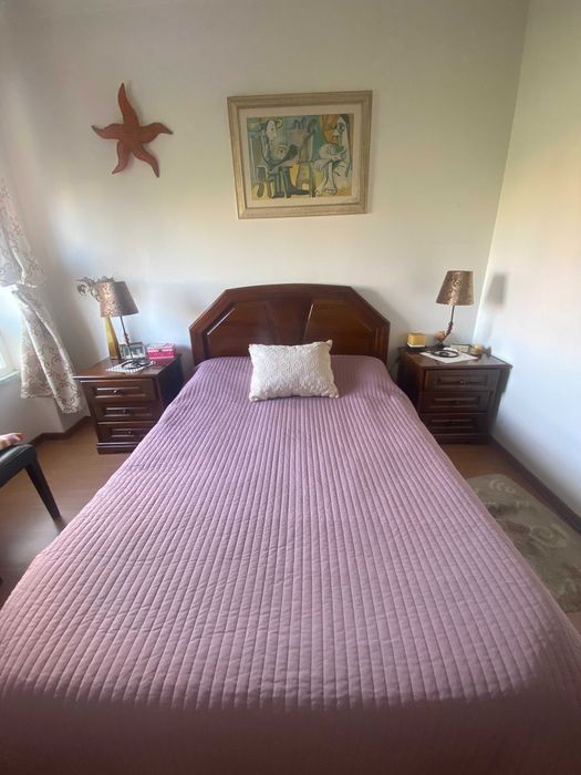Quarto completo: cama de casal em madeira + 2 mesas de cabeceira  | Preço baixo p/ venda rápida