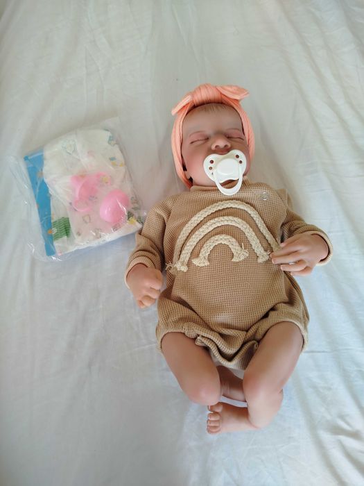 Boneca Recém-nascida nova na embalagem