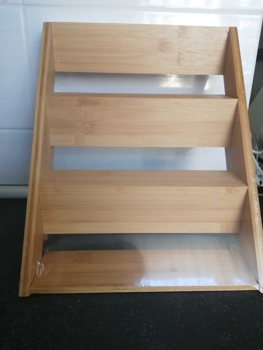 Drewniany stojak kuchenny na przyprawy